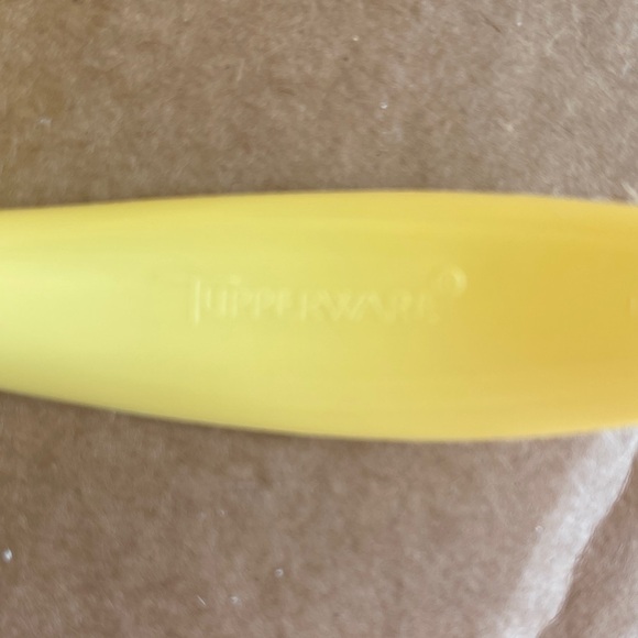 Tupperware Sunny Yellow Egg Dying Scoops - Picture 2 of 2